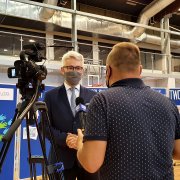 Mirosław Sanek, Zastępca Prezesa UODO, udziela wywiadu dziennikarzowi telewizyjnemu.