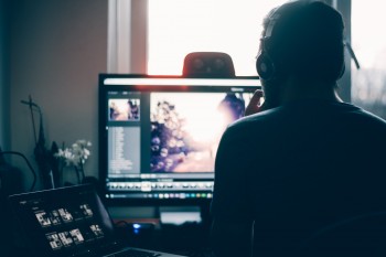 Zdjęcie ilustracyjne - osoba siedząca przed komputerem