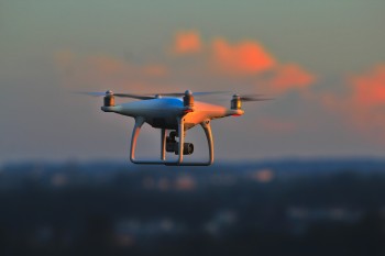 Zdjęcie przedstawiające drona w locie.  
