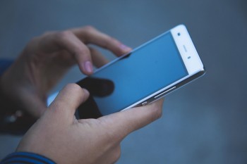 Zdjęcie ilustracyjne: Telefon trzymany w ręku  
